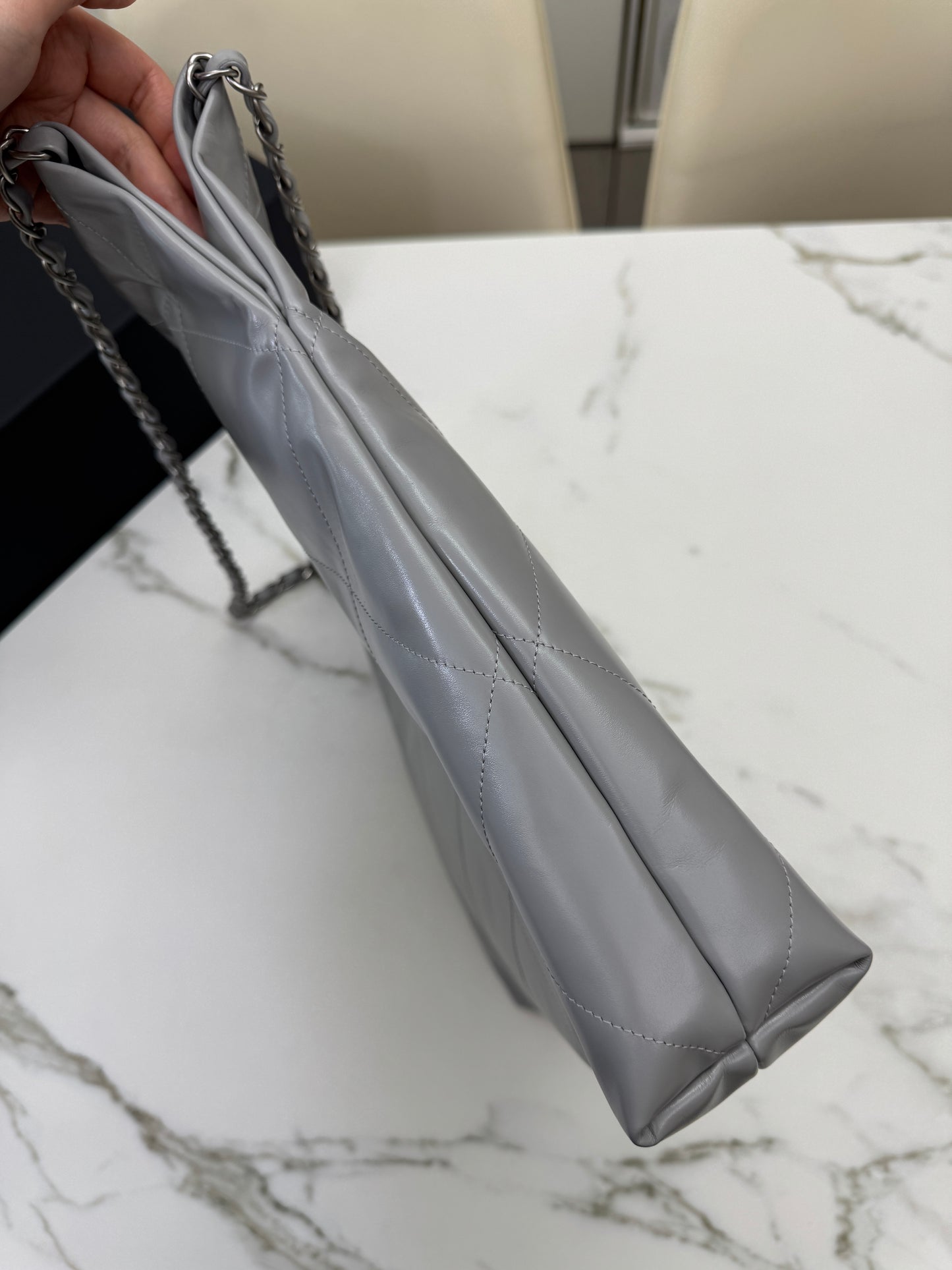 CHANEL 22 Bag Medium 23C淺灰色銀扣