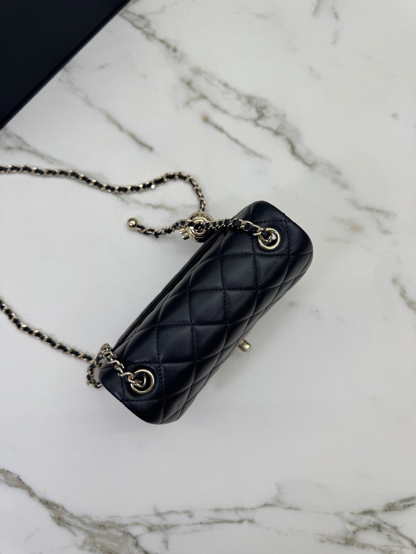 CHANEL 25K 亮面淺金球 Mini CF17 方胖子