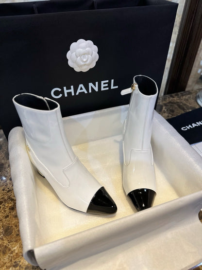 CHANEL 尖頭粗跟短靴 黑白 23B