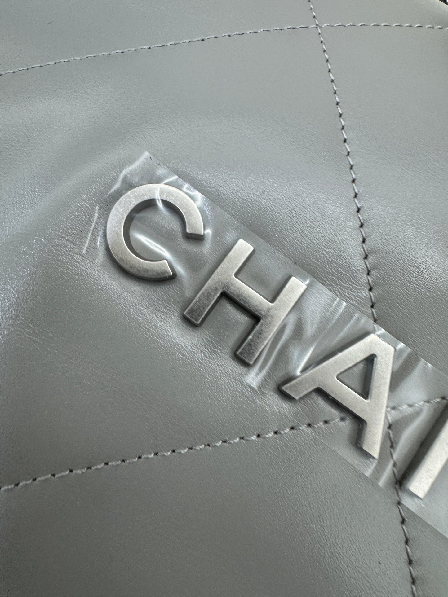 CHANEL 22 Bag Medium 23C淺灰色銀扣