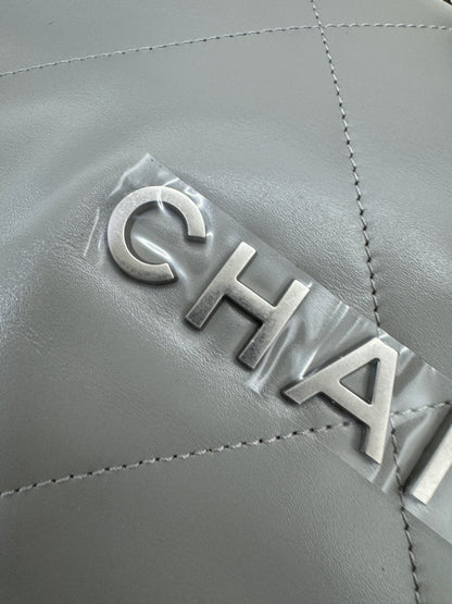CHANEL 22 Bag Medium 23C淺灰色銀扣