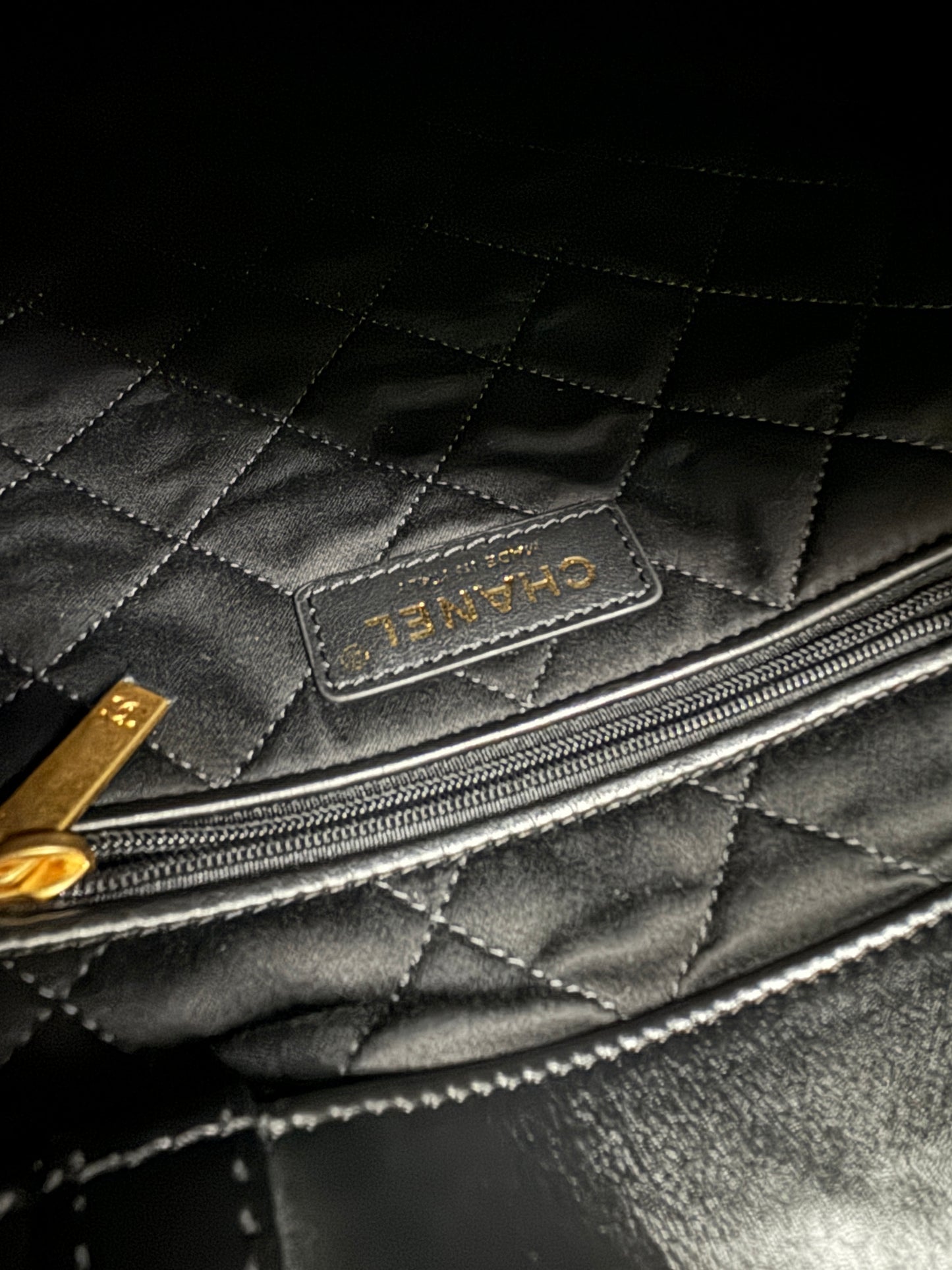 CHANEL 22 Backpack 黑金