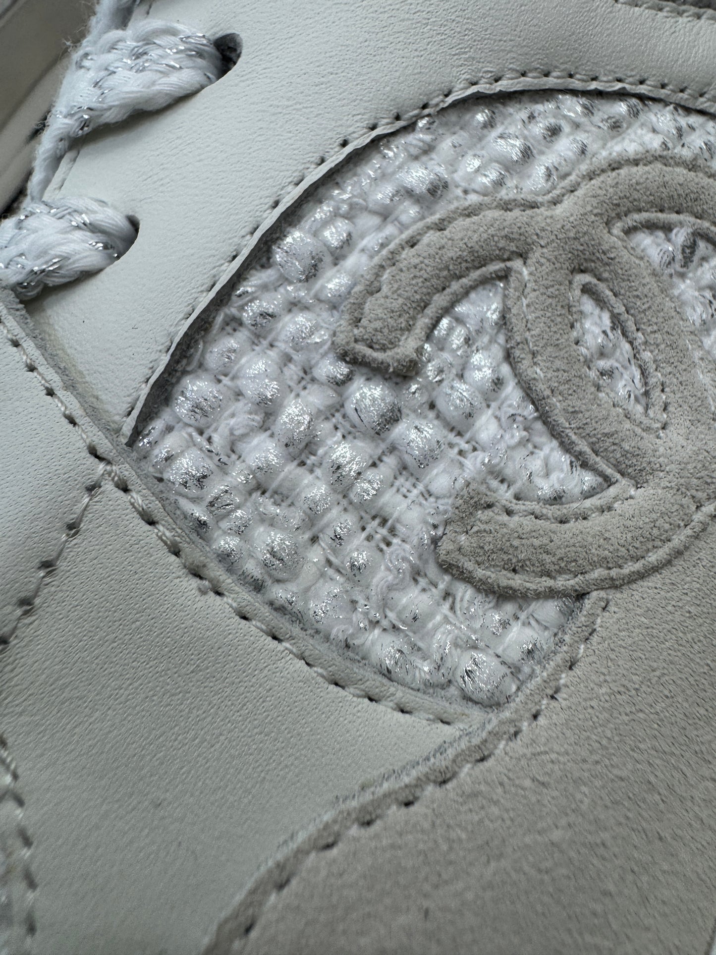 CHANEL 銀白色粗花呢Tweed Sneakers