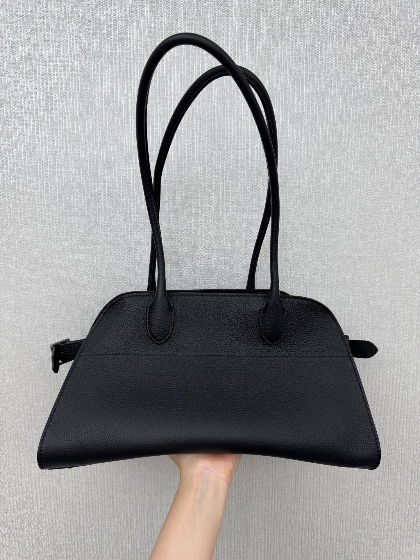THE ROW Shoulder Marguax 12 黑色荔枝紋 Black Grained Calfskin