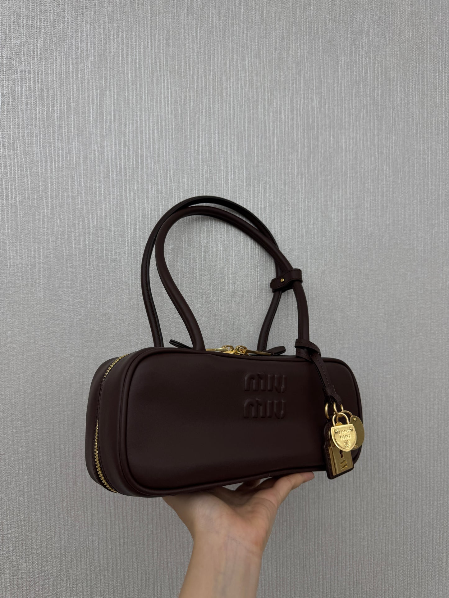 MIU MIU Beau 長柄保齡球 石楠木色 Briarwood