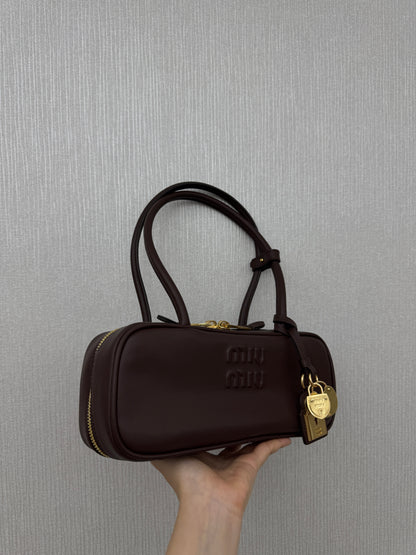 MIU MIU Beau 長柄保齡球 石楠木色 Briarwood