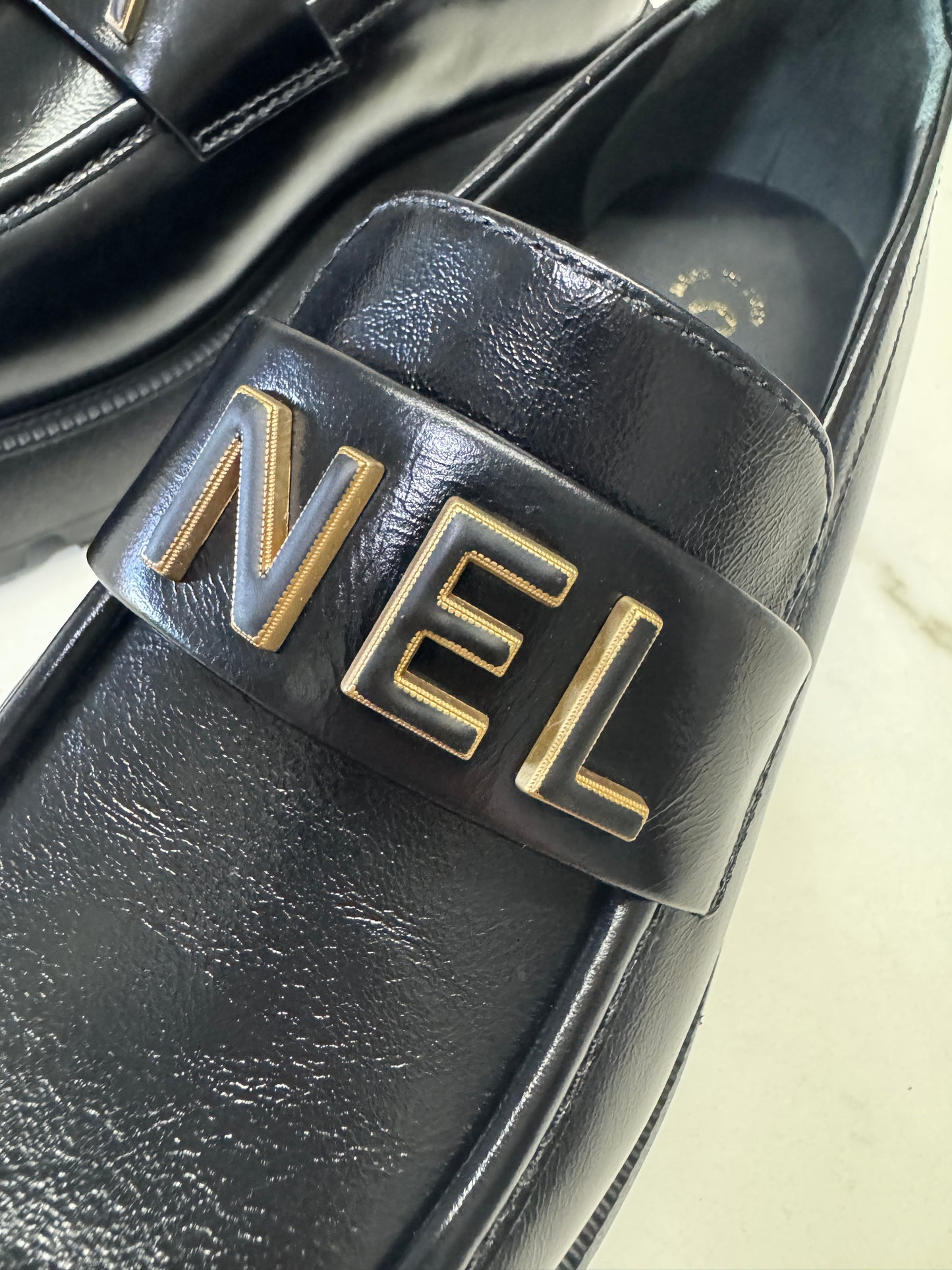 CHANEL 24B Loafer 字母樂福鞋