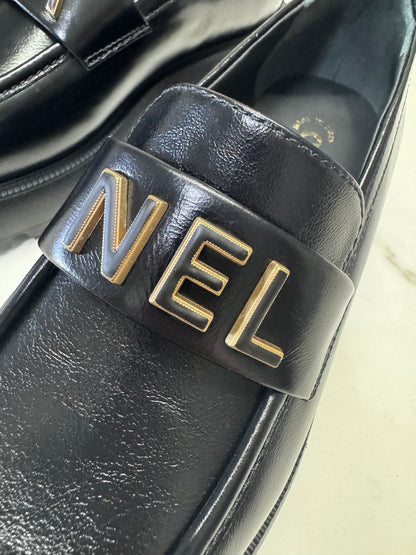 CHANEL 24B Loafer 字母樂福鞋