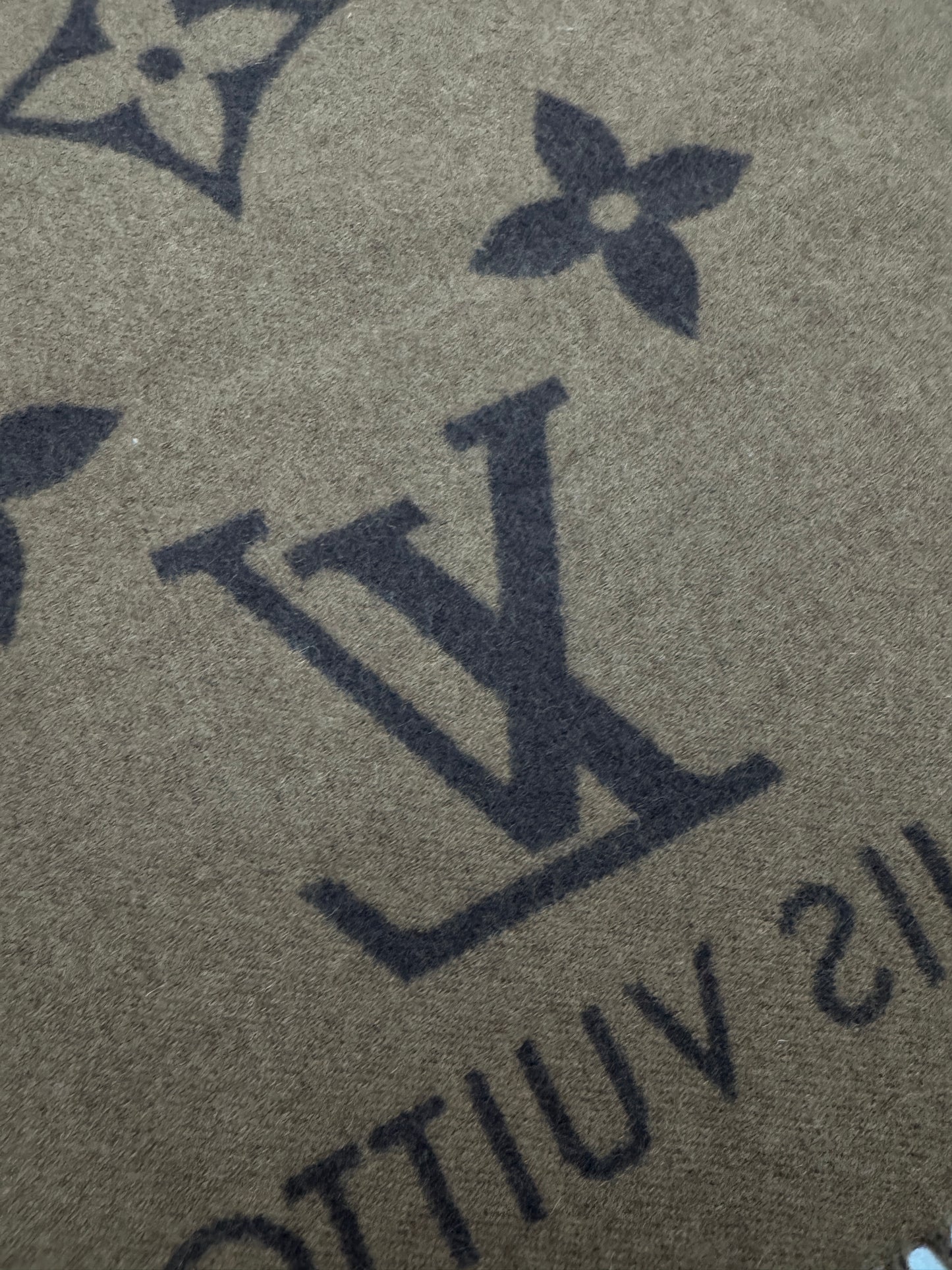 LV Reykjavik Scarf Marron Fonce 100% Cashmere