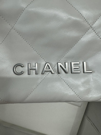 CHANEL mini 22bag 白色銀扣