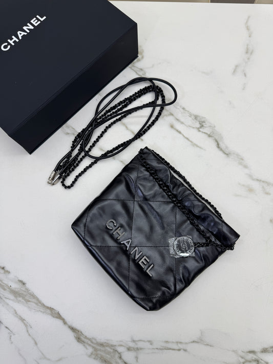 CHANEL Mini 22 Bag So Black 油蠟牛皮