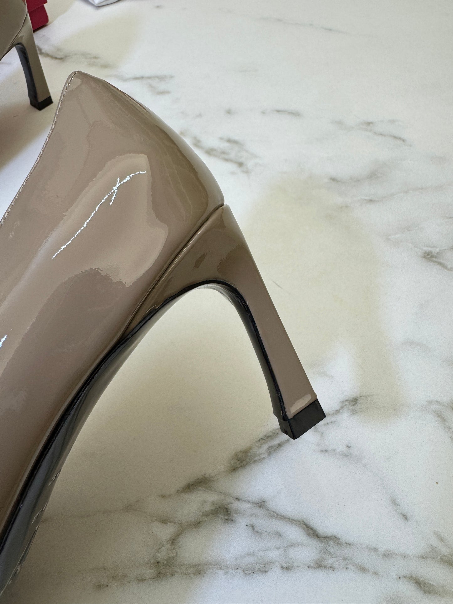 RV Trompette 喇叭跟7cm 漆皮高跟鞋 米灰色