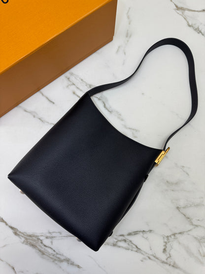 LV Low Key Hobo PM 黑色