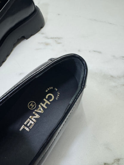 CHANEL 24B Loafer 字母樂福鞋