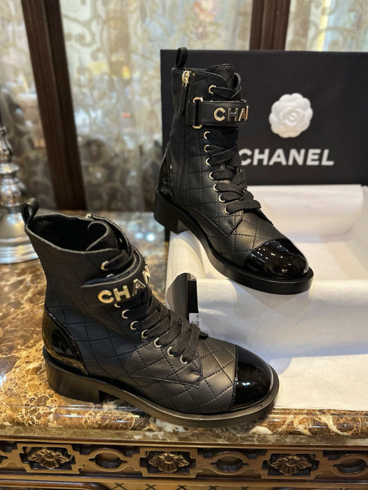 CHANEL 羊皮菱格 機車靴 logo字母￼23A