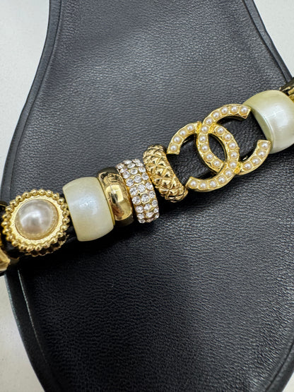 CHANEL 26P 珍珠一字帶粗跟涼鞋 黑色