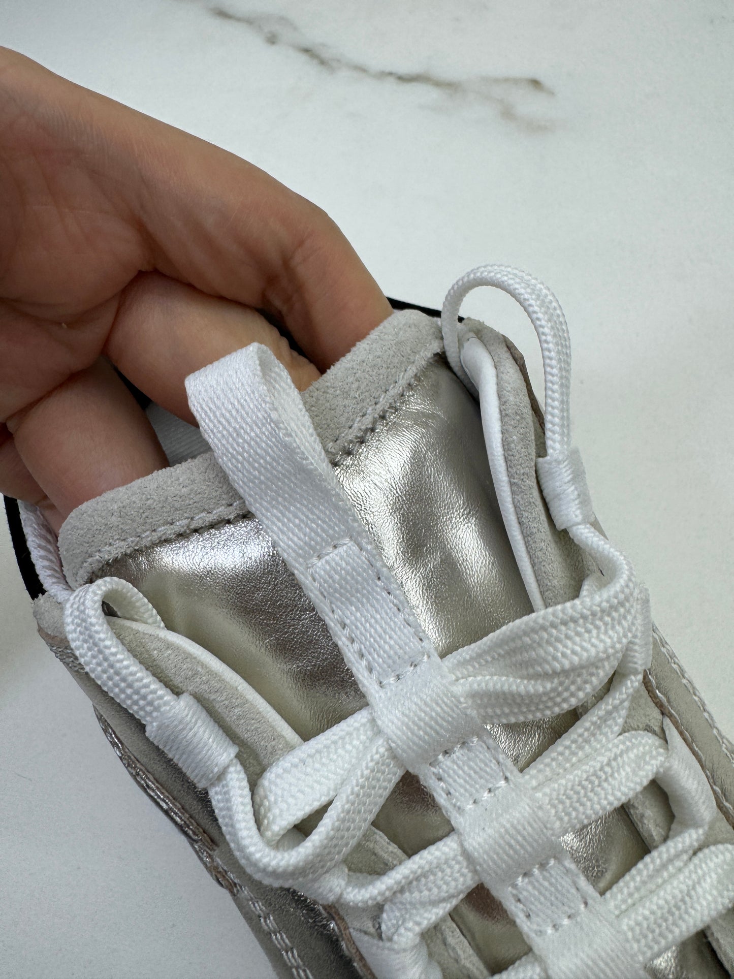 CHANEL 25A 淺金色運動鞋