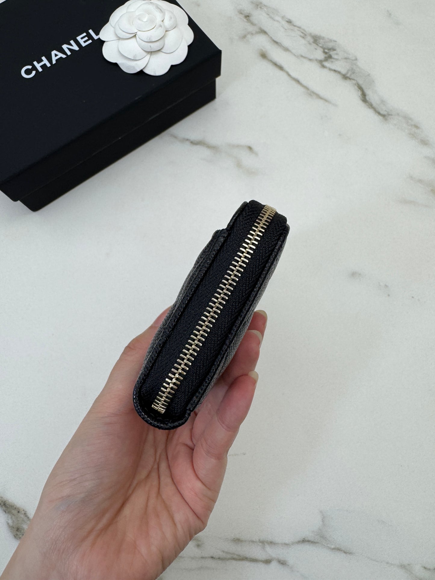 CHANEL L型拉鏈卡包 雕刻菱格扣