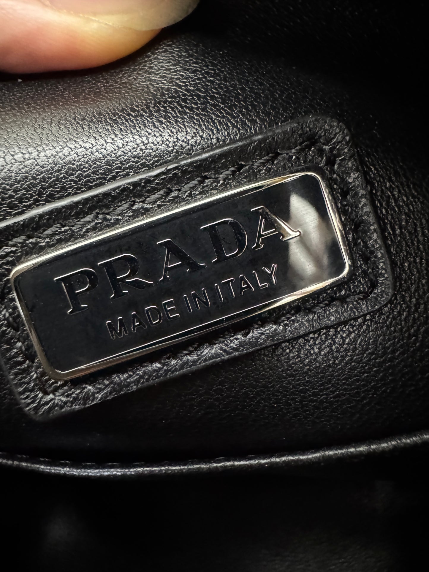 PRADA 油蠟皮飯盒包 黑色