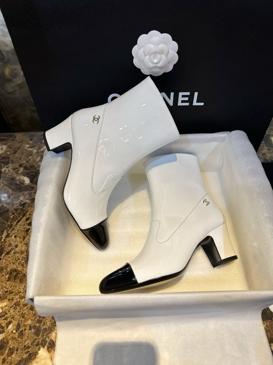 CHANEL 尖頭粗跟短靴 黑白 23B