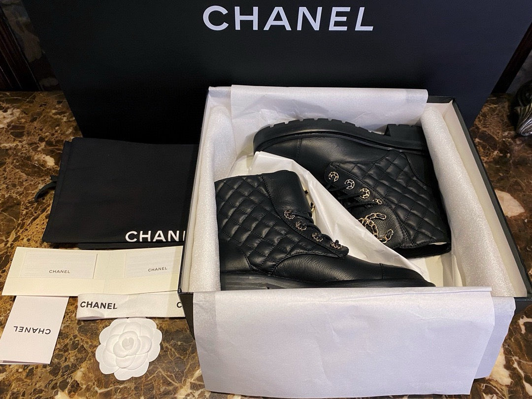 CHANEL 菱格衘扣馬丁靴 ￼
