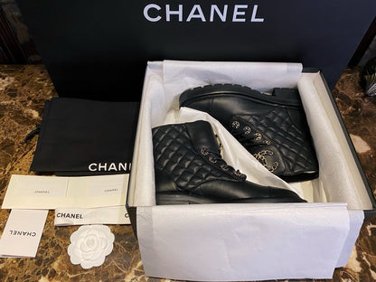 CHANEL 菱格衘扣馬丁靴 ￼