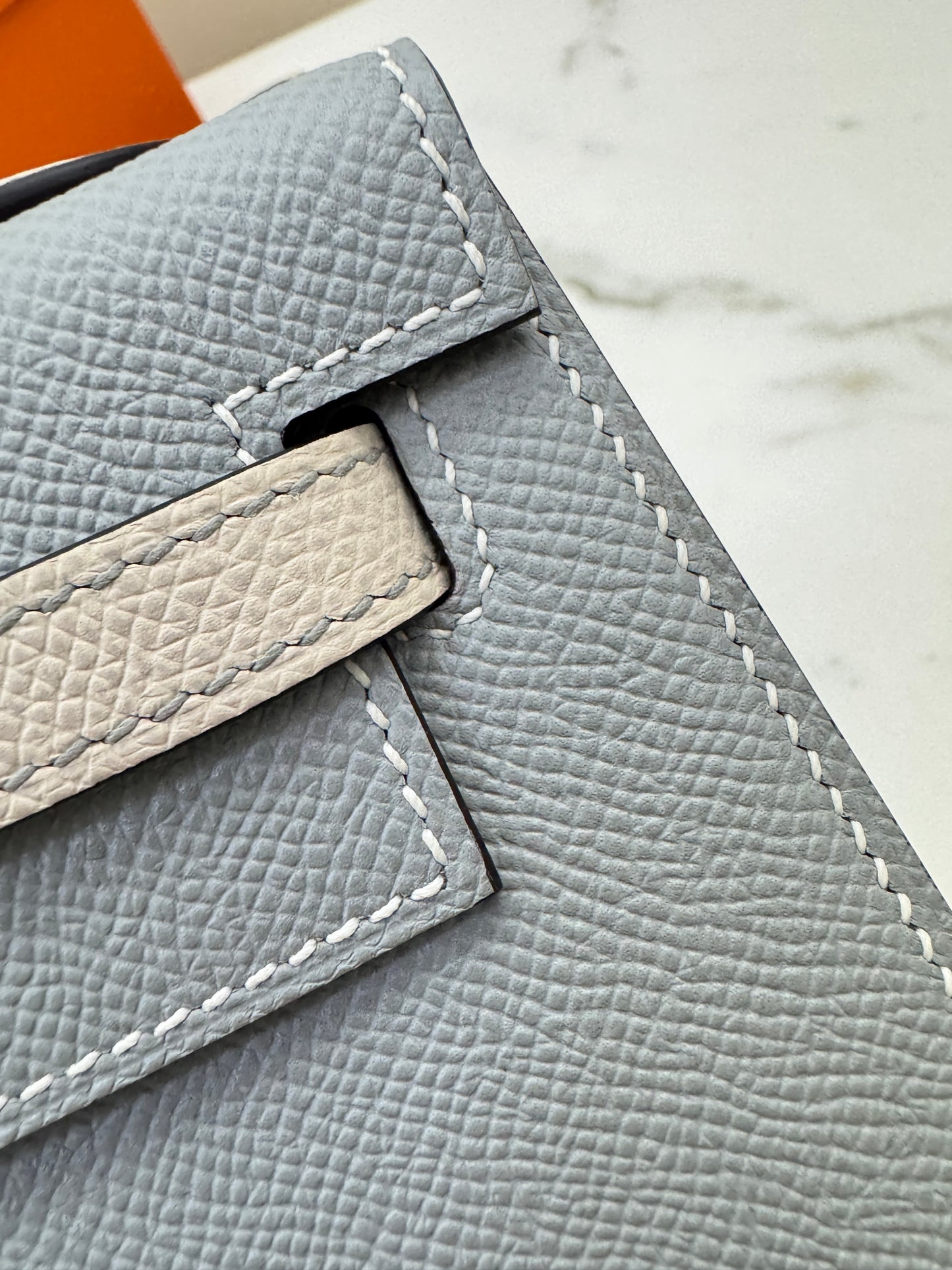 HERMES Kelly 25 冰川藍拼奶昔白 Epsom 香檳金扣 8U Bleu Glacier/ 10 Craie PBHW