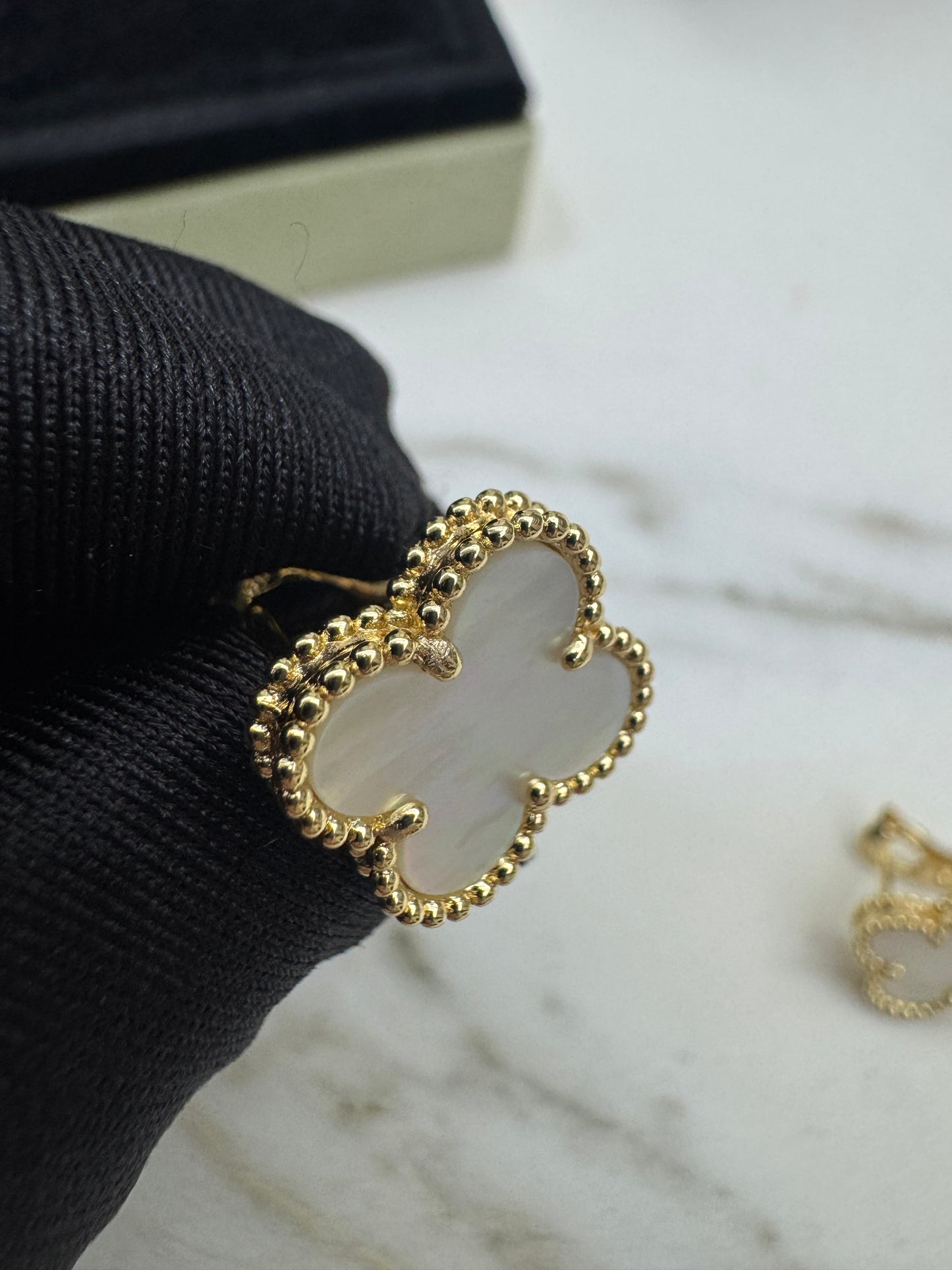 VCA Vintage Alhambra Earrings 白貝母金色