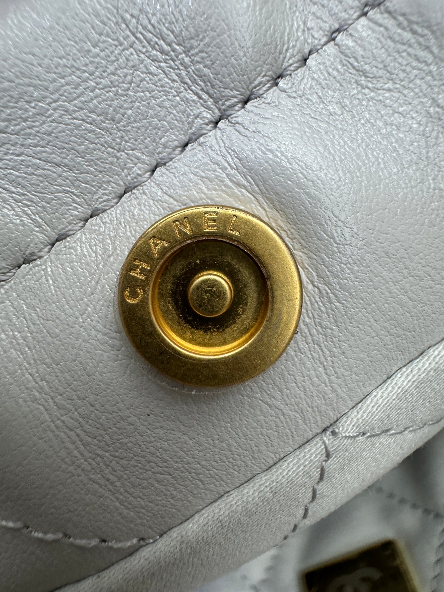 CHANEL Mini 22 Bag 25P淺灰色 新版磁吸扣