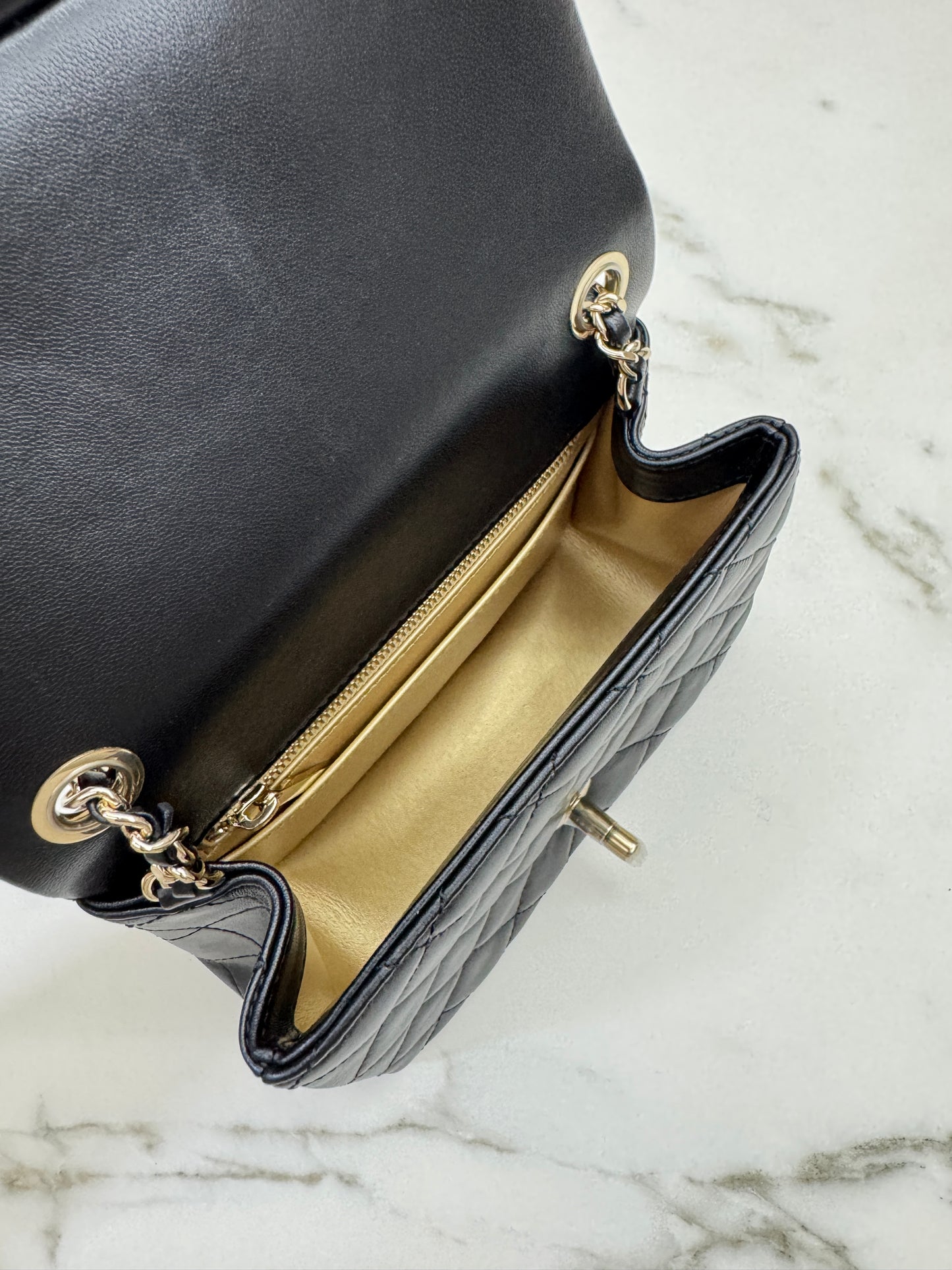 CHANEL 25K 亮面淺金球 Mini CF17 方胖子