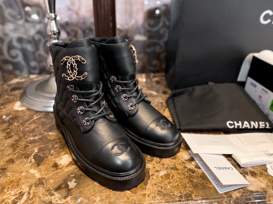 CHANEL 菱格衘扣馬丁靴 ￼