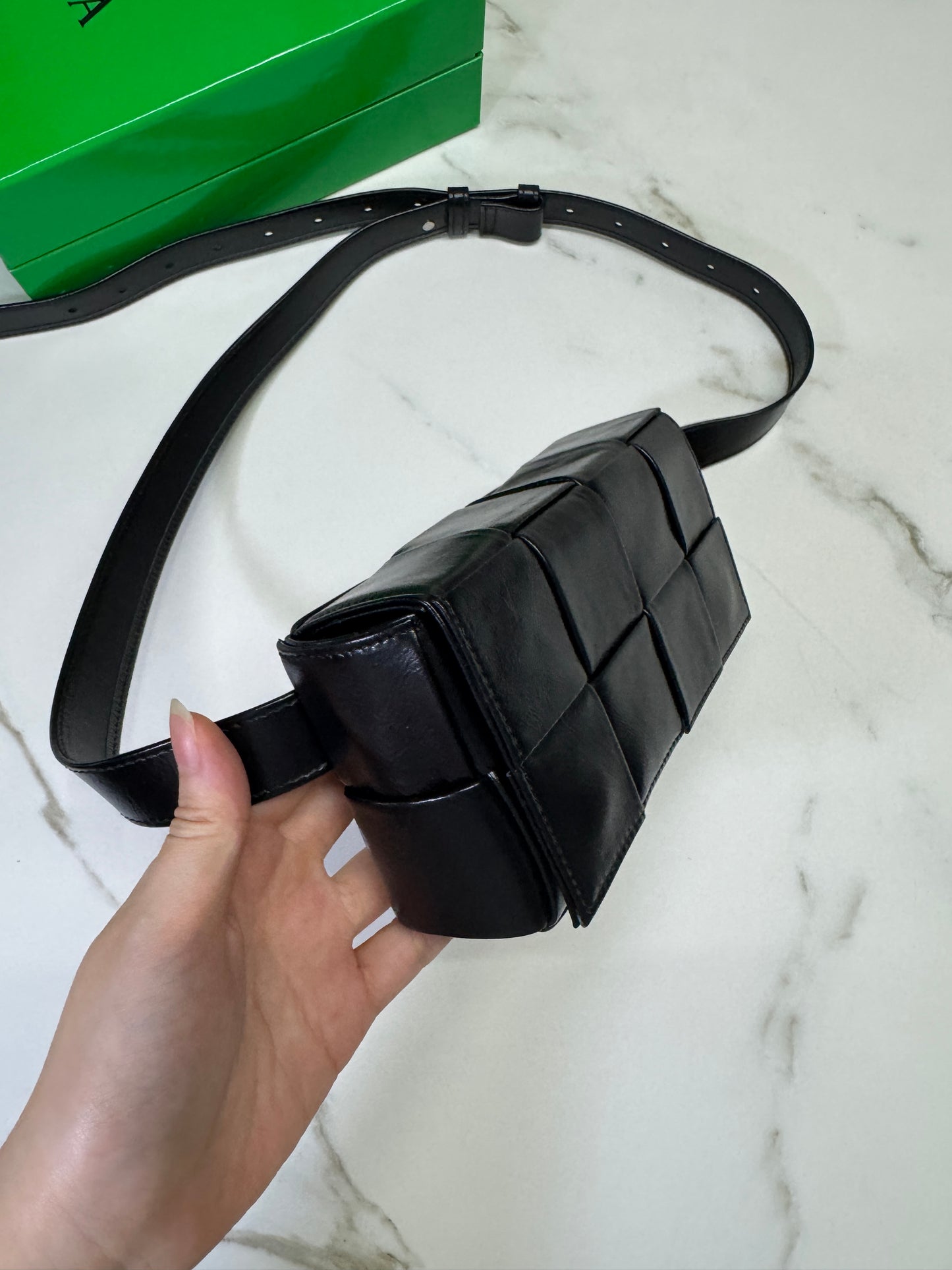 BV 8格油臘皮腰包