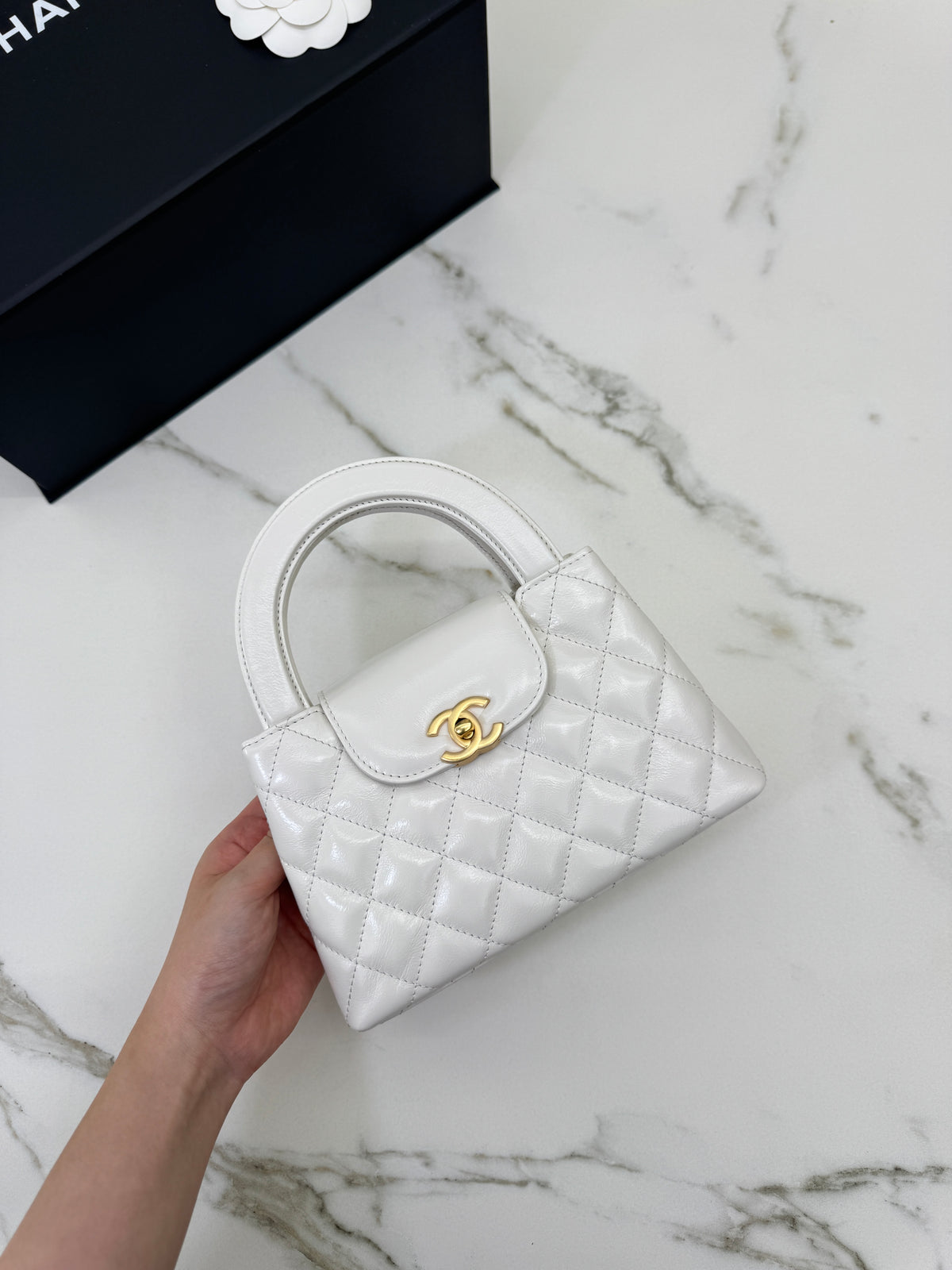 CHANEL Kelly 白色皺紋光面牛皮