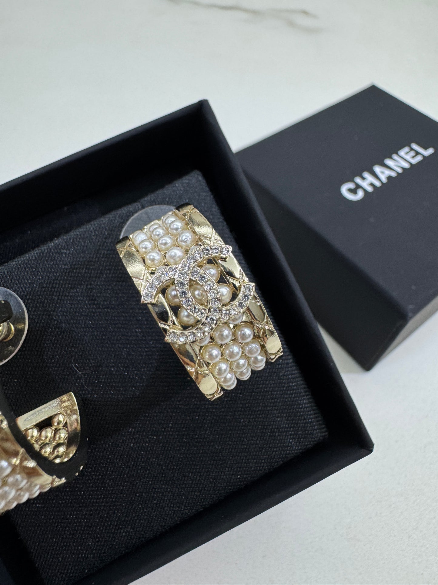 CHANEL 25A 珍珠圈形耳環