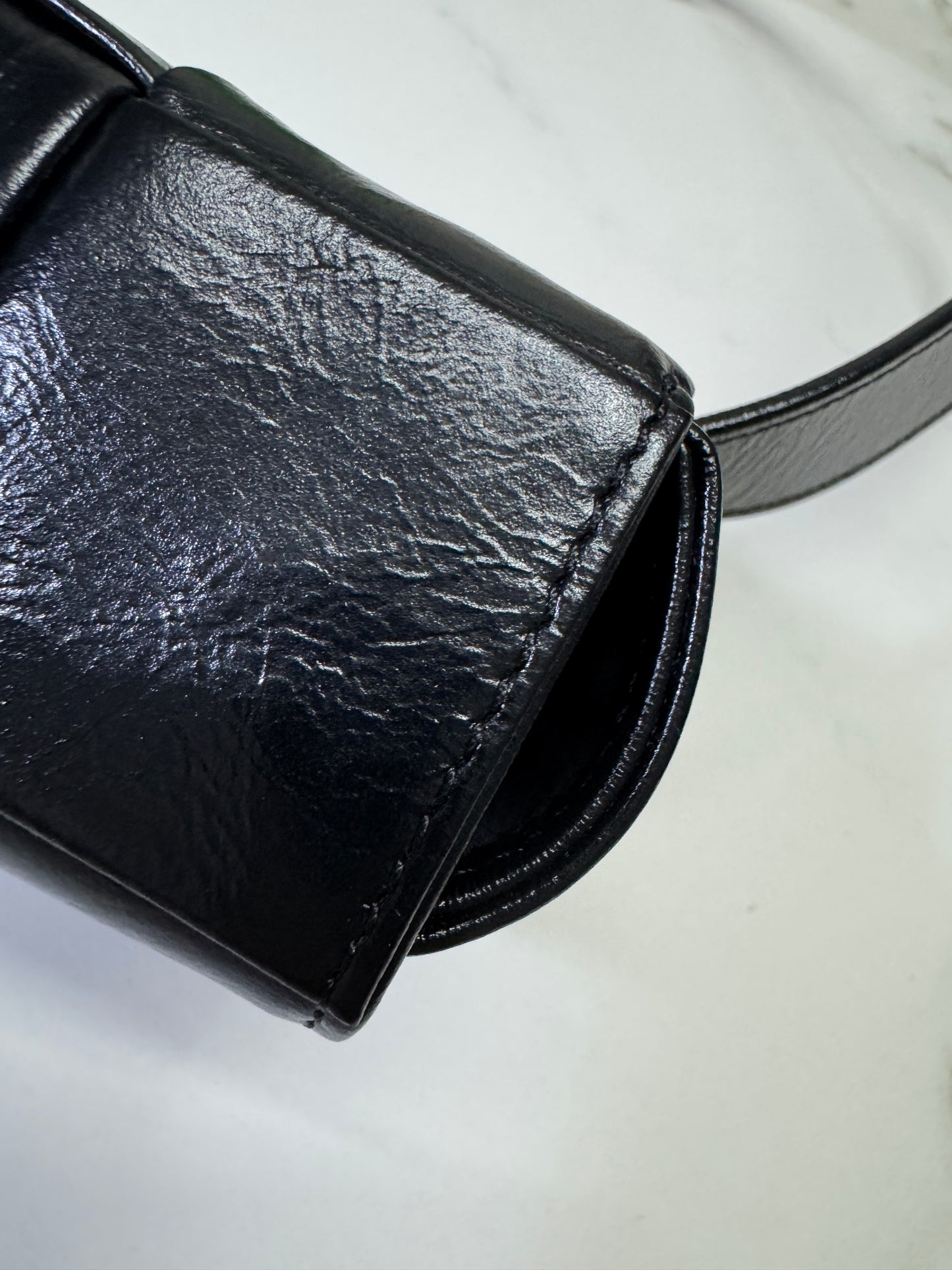 BV 8格油臘皮腰包