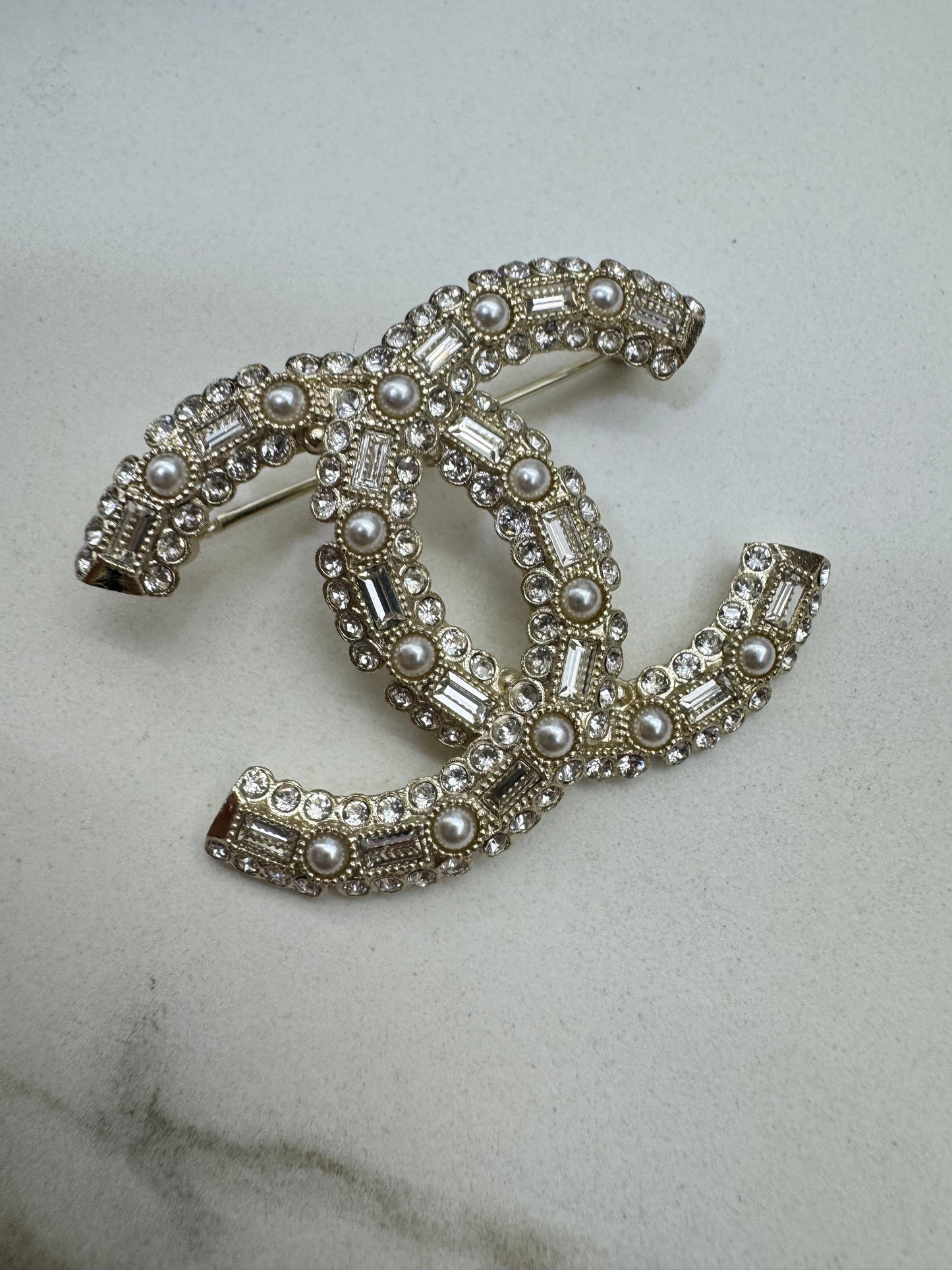 CHANEL 23V 珍珠水鑽胸針 Brooch