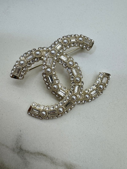 CHANEL 23V 珍珠水鑽胸針 Brooch