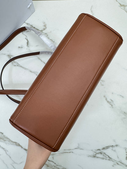 CELINE Soft 16 Medium 棕色