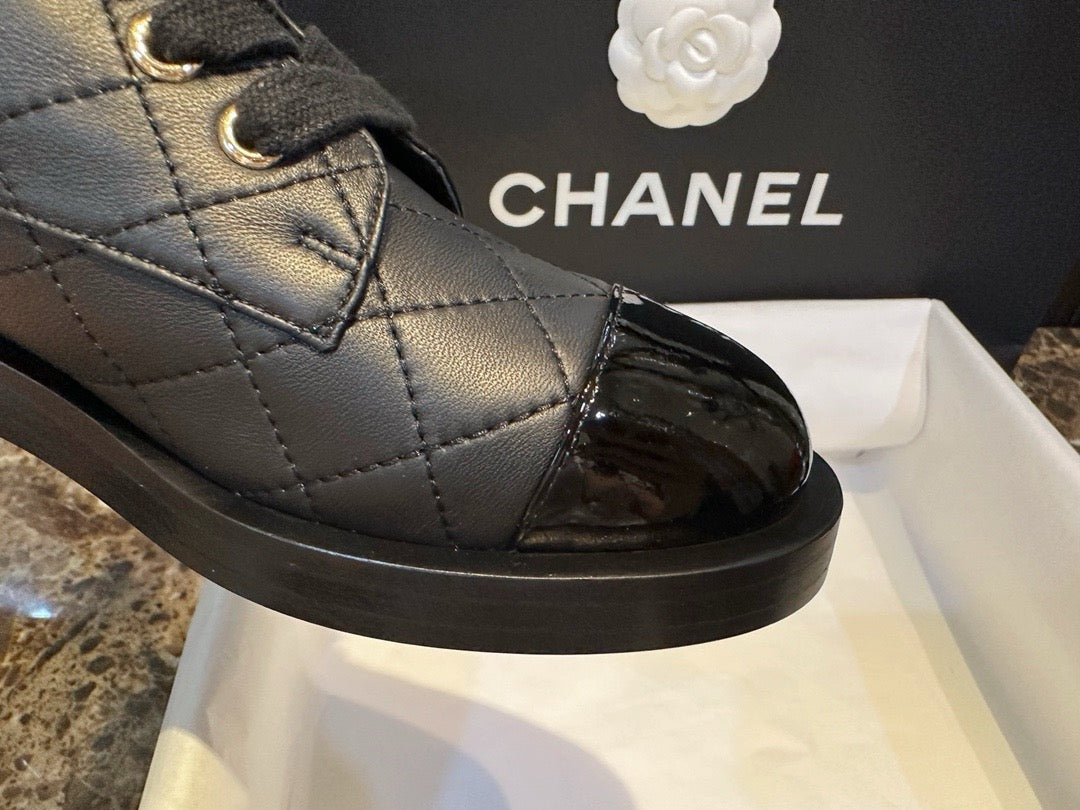 CHANEL 羊皮菱格 機車靴 logo字母￼23A