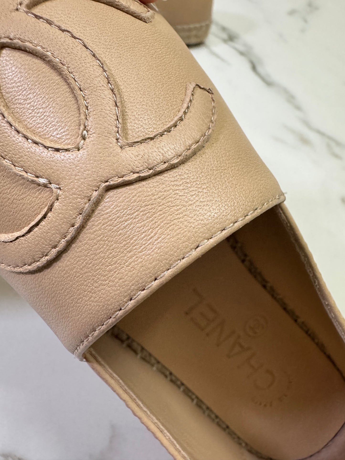 CHANEL 全皮漁夫鞋 杏拼黑