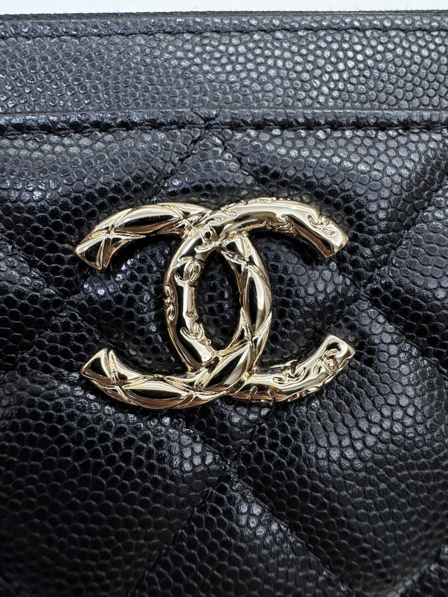 CHANEL L型拉鏈卡包 雕刻菱格扣