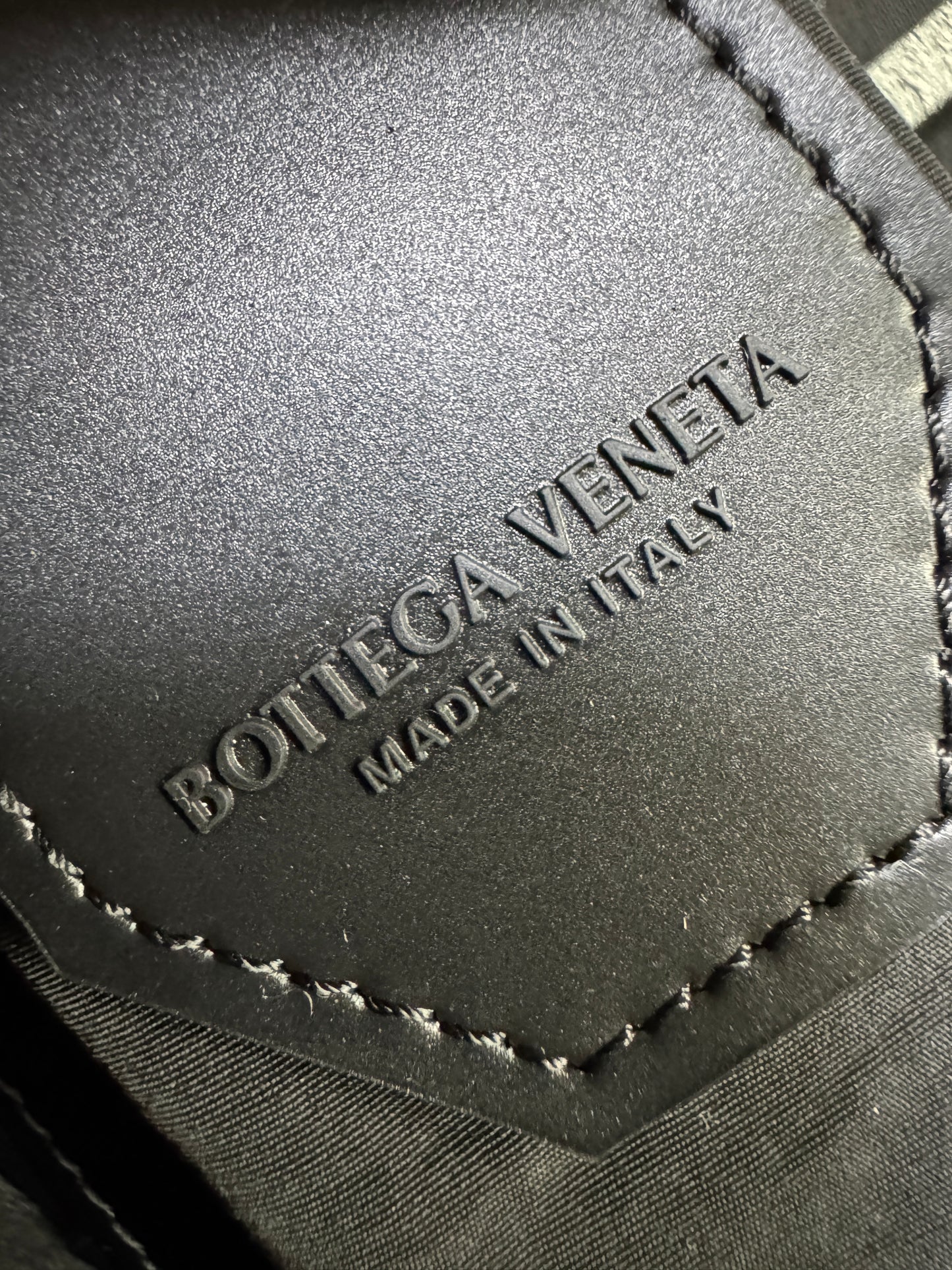 BV 8格油臘皮腰包