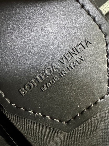 BV 8格油臘皮腰包