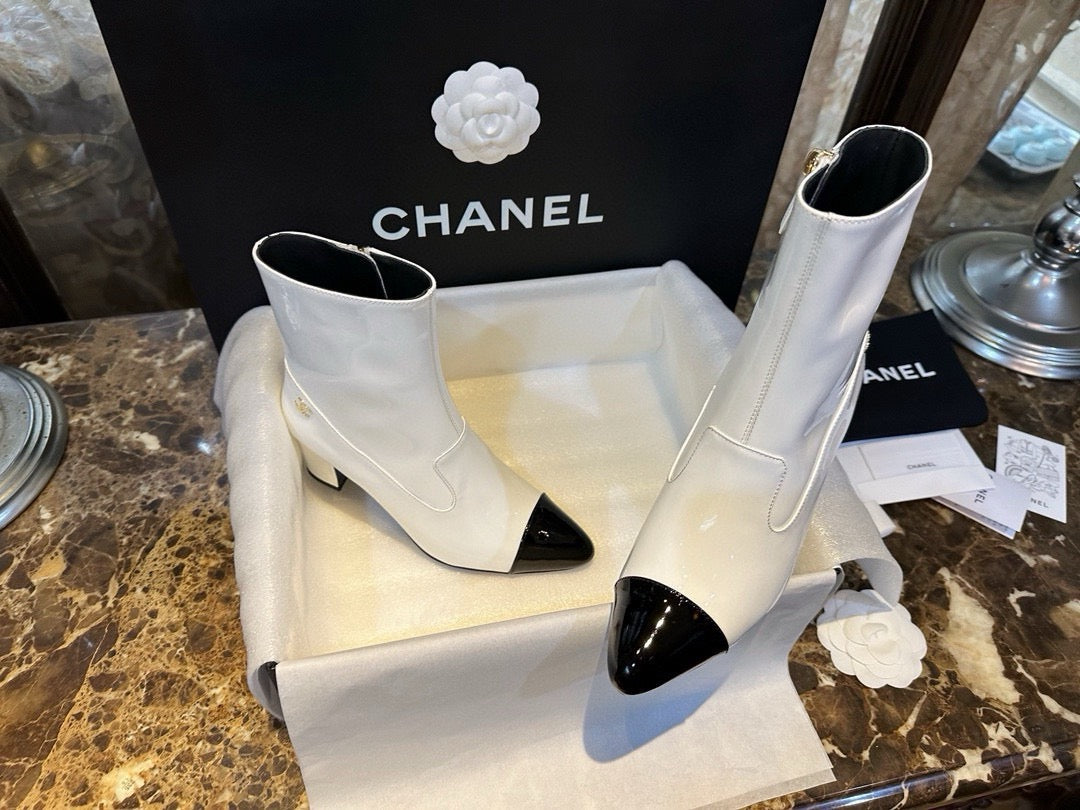 CHANEL 尖頭粗跟短靴 黑白 23B