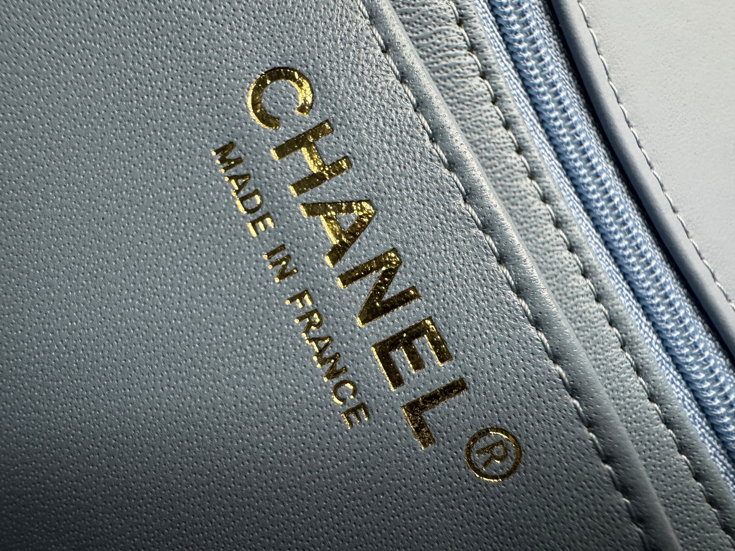 CHANEL 22B 淺藍牛仔 Mini CF20