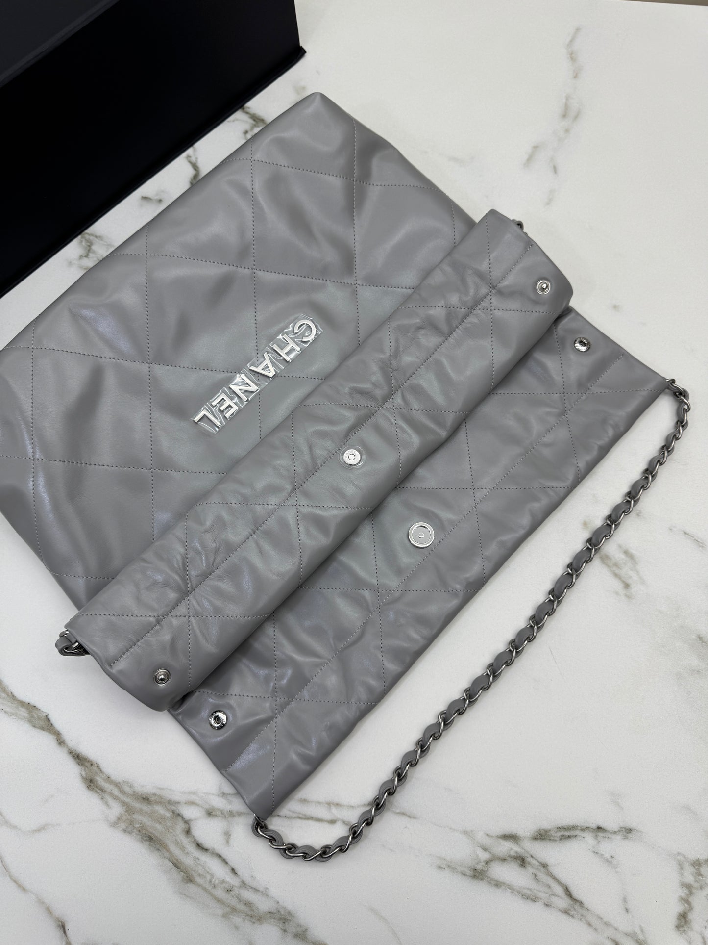 CHANEL 22 Bag Medium 23C淺灰色銀扣