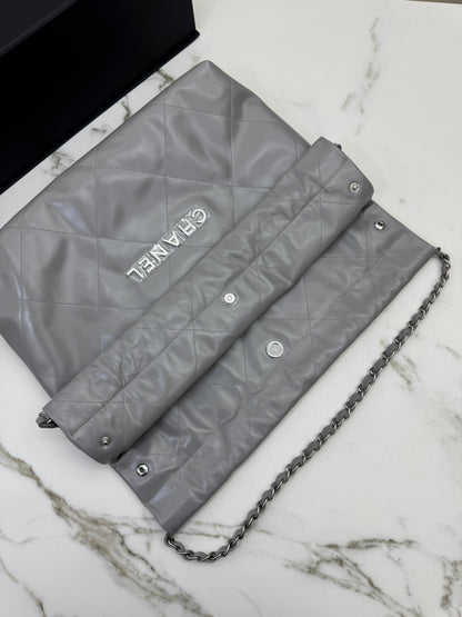 CHANEL 22 Bag Medium 23C淺灰色銀扣