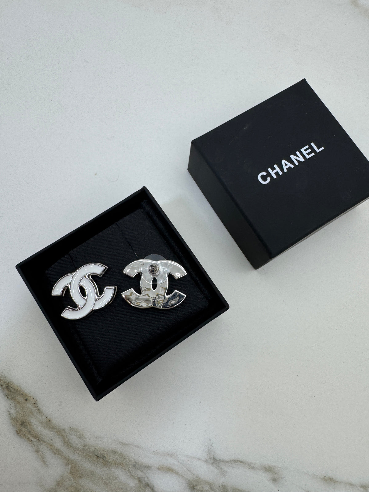CHANEL 25S 白色琺瑯耳環