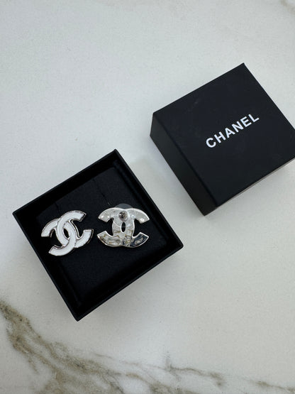 CHANEL 25S 白色琺瑯耳環