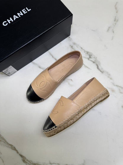 CHANEL 全皮漁夫鞋 杏拼黑